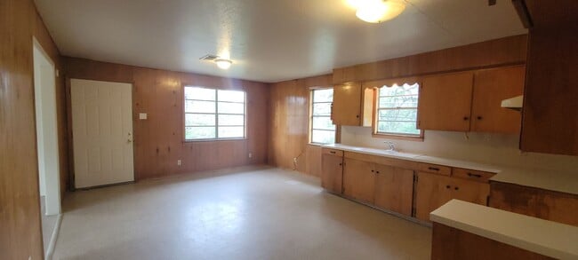 Photo - Huge 3 bedroom/1 bath upstairs apartment w...