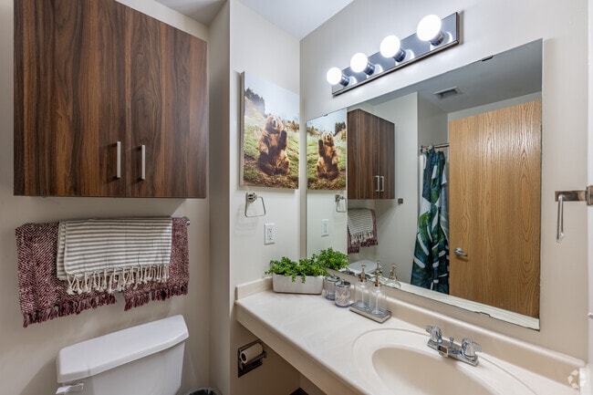4BR, 4BA - 1,227SF - Bathroom 2
