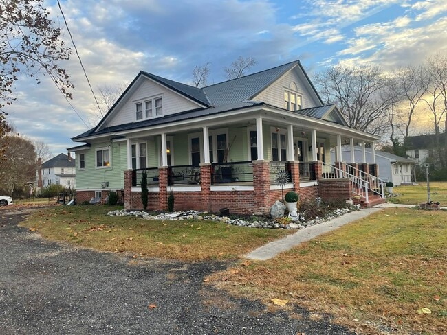 Photo - 705 E State St