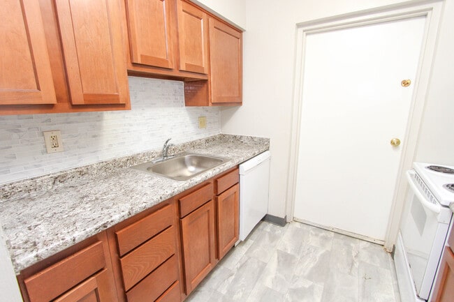 Chateau Kitchen - Chateau Apartments