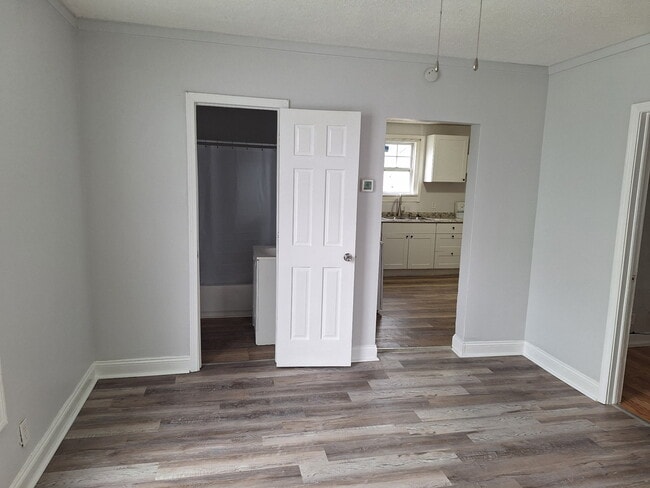 Vista de la sala al entrar, todas las habitaciones estaban recién pintadas. - 1926 N 24th St