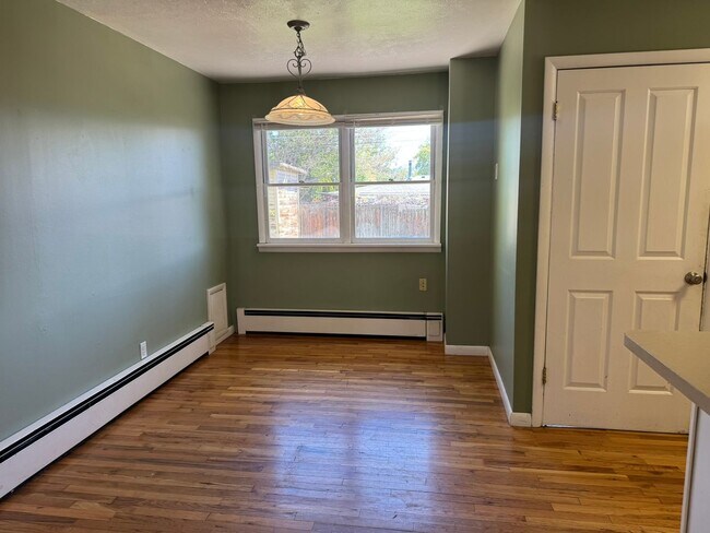Photo - 3Bed 1Bath Ground Floor Unit Near Campus!!!!! Unit A
