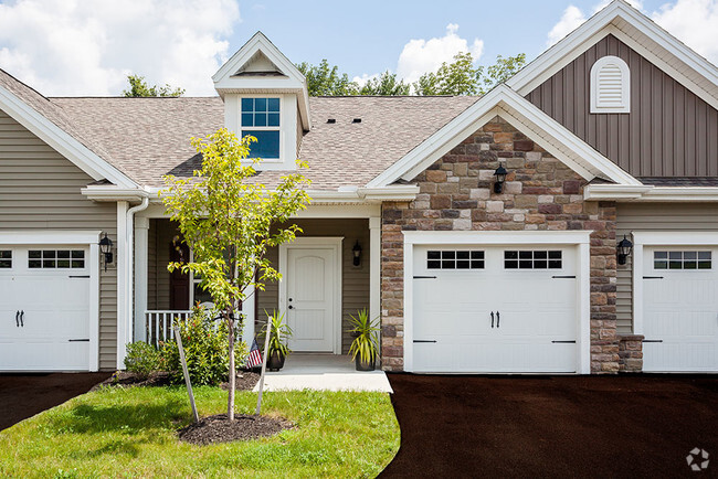 Building Photo - The Links at CenterPointe Townhomes