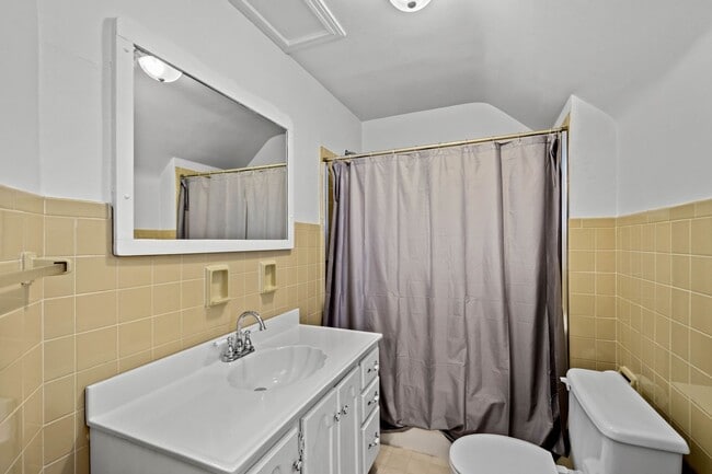 Photo - MOVE IN SPECIAL! SCORE HALF OFF 1ST MONTH'...