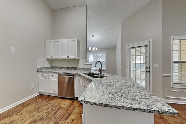 Photo - 405 Windsor Brook Ln SE