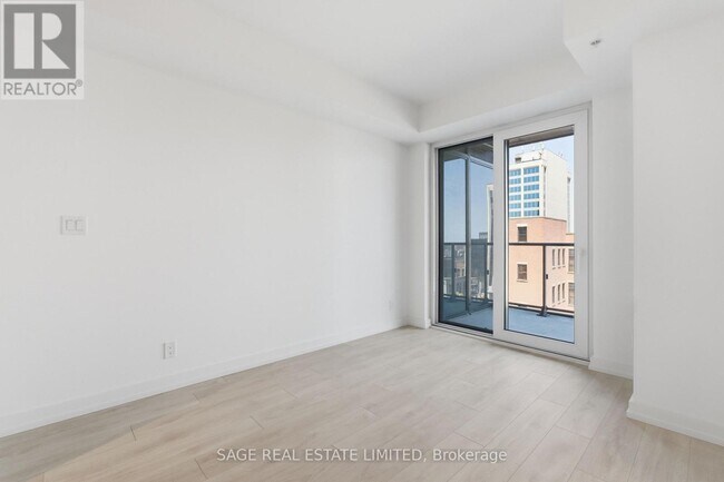 Photo - 75 James St S Unit 711