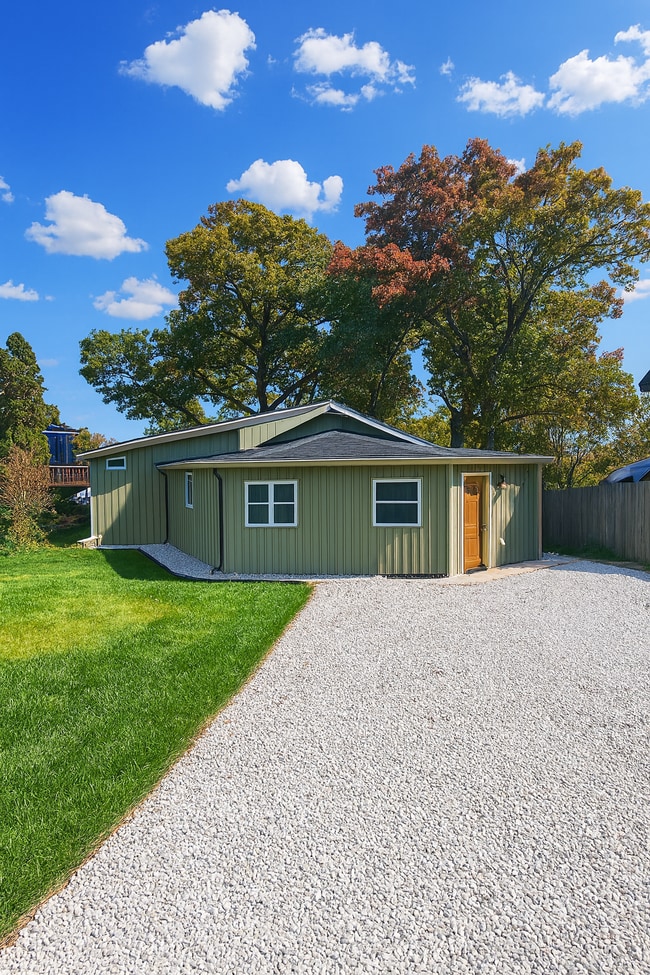 Building Photo - 806 Peter St