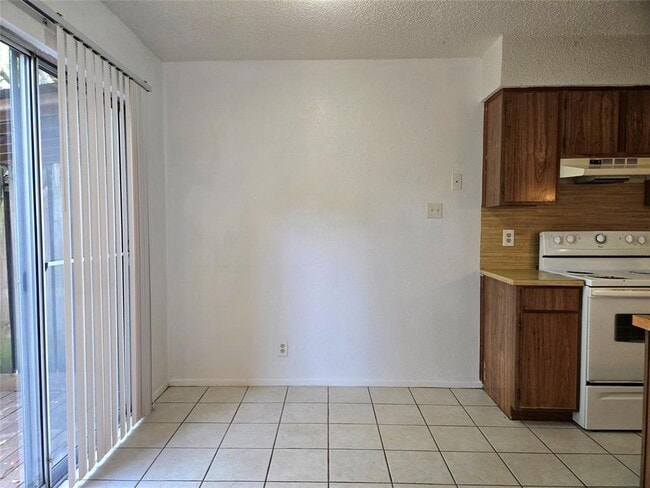 Photo - 1404 Matthews Ln