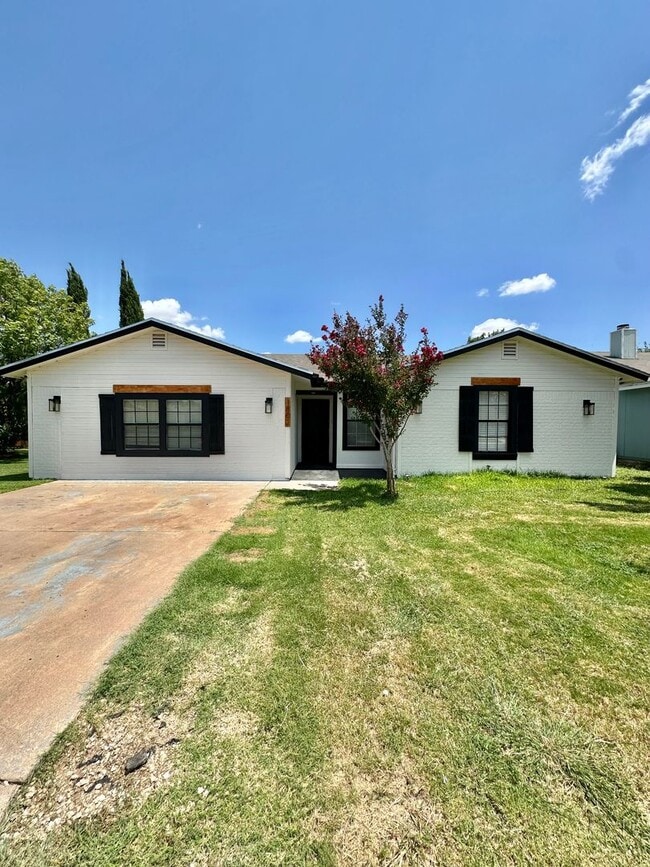 Building Photo - 1802 High Butte Dr