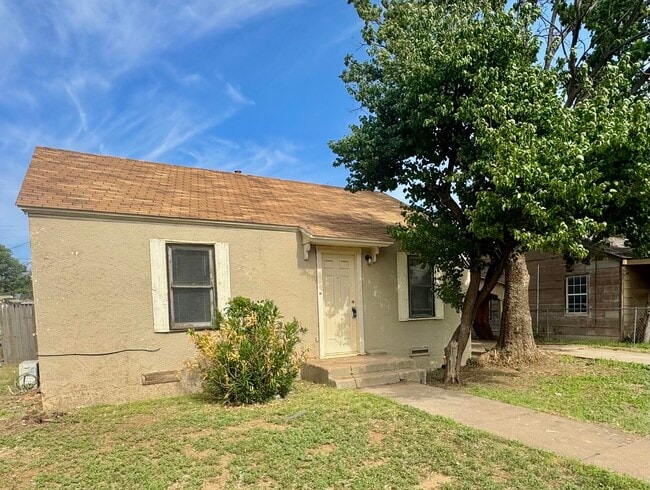Building Photo - 114 N Avenue V