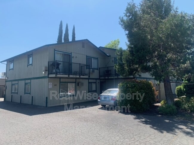 Photo - 507 NE D St Unit 6