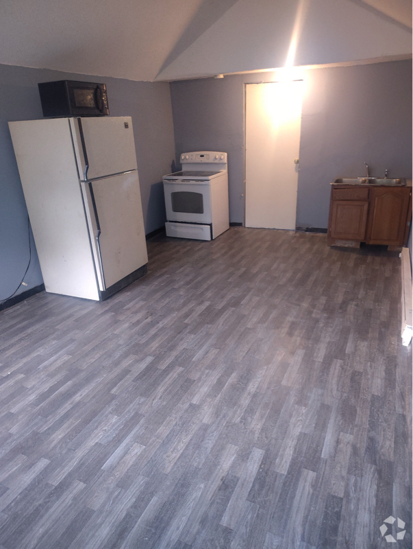 Building Photo - 61 E Summit St Rental