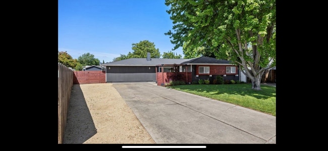 Photo - 746 Hemlock Ct