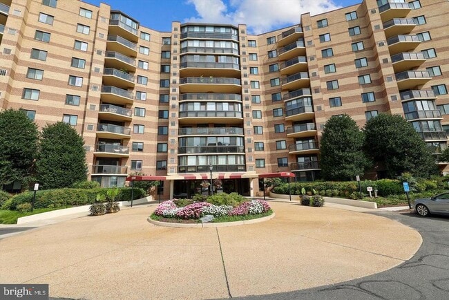 Building Photo - 8340 Greensboro Dr Unit 220