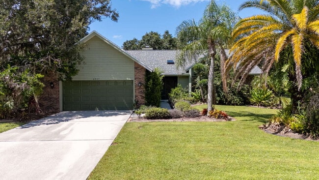 Building Photo - Enjoy Florida living in this spacious 3BR/... Rental