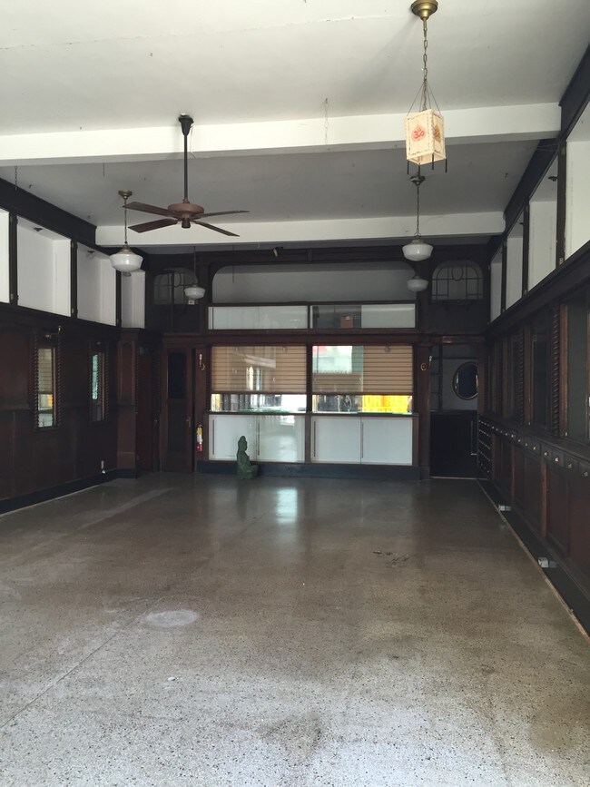 1800 N Farwell Apartments