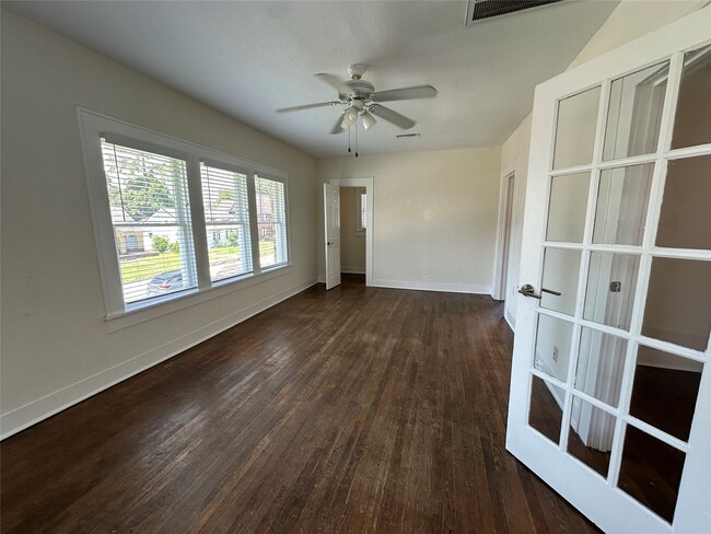 Photo - 2421 Isabella St