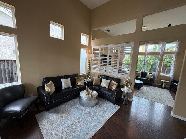 Photo - Beautiful 3 Bedroom 2.5 Bath Brentwood Home With SOLAR