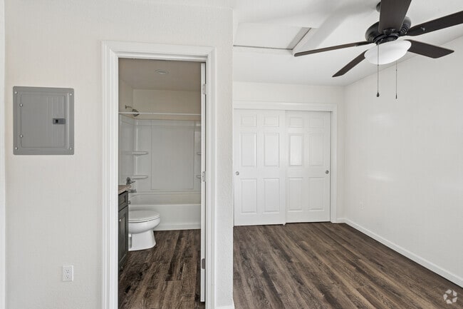 1BR, 1BA - 675SF - Bedroom / Bathroom
