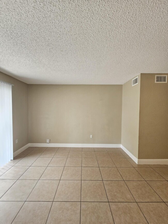 Photo - 4324 NW 9th Ave Unidad 6-1c