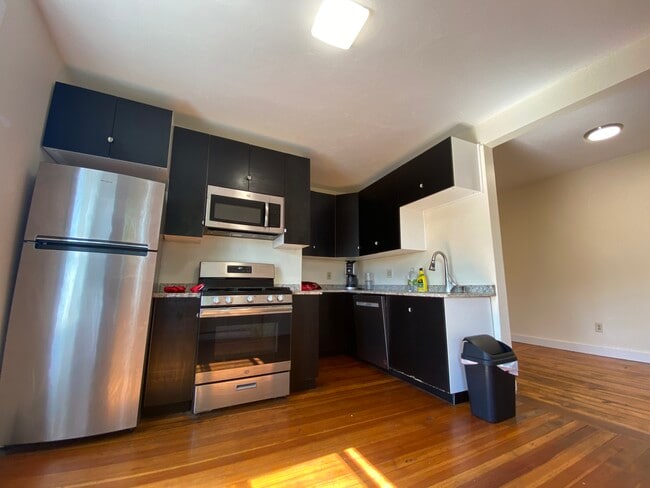 Building Photo - 86 Pleasant St Unit 3 Rental
