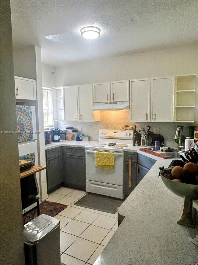 Photo - 972 SW 6th Ave