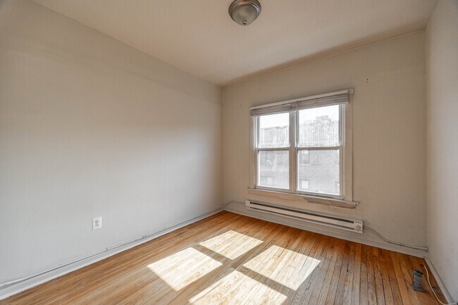 Photo - 717 W Roscoe St Unit 2