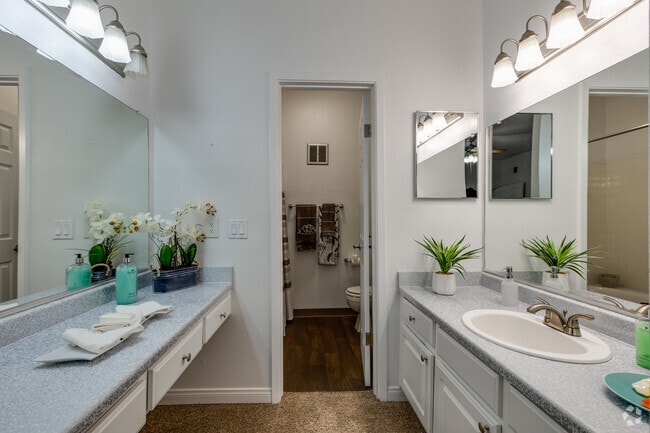 2 BR, 2 BA - 1,032 SF