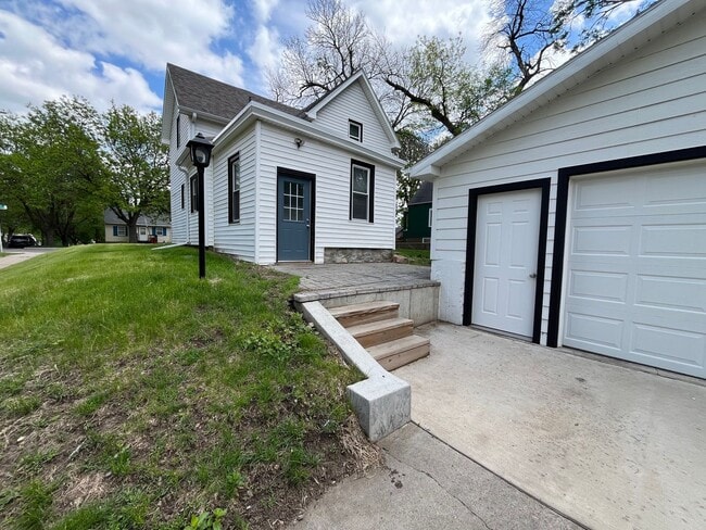 Photo - 4 Bed/1.5 Bath Rental Home in Central Sioux Falls!