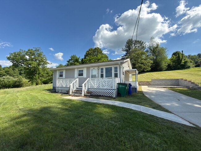 Building Photo - Christiansburg, 3 BR / 1 BA, Available for rent