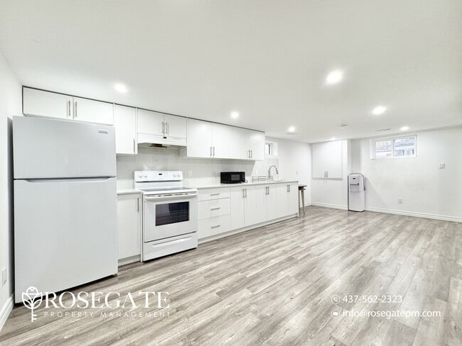 Photo - Cozy 2-Bedroom Basement Apartment with Parking in Oshawa — Cats Allowed Unité 2