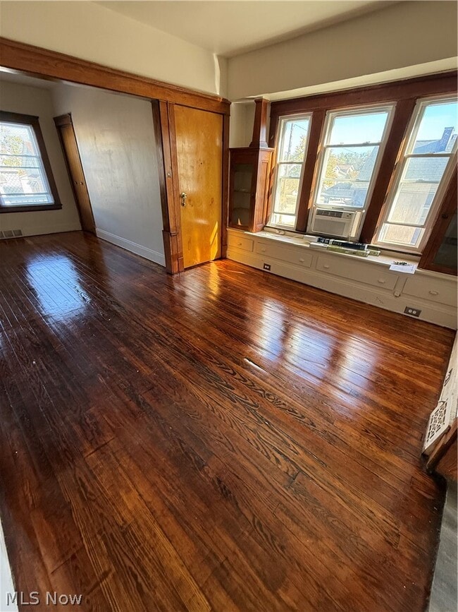 Building Photo - 14210 Kingsford Ave
