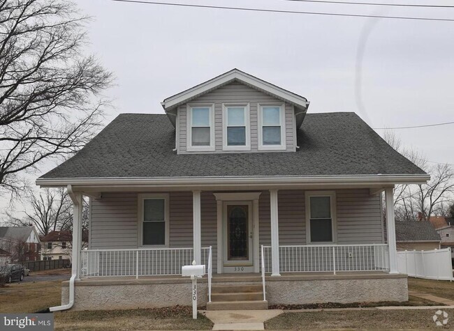 Building Photo - 330 W Walnut St Rental