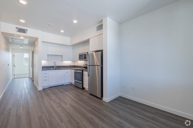 1BR, 1BA - 499 SF - Living Room