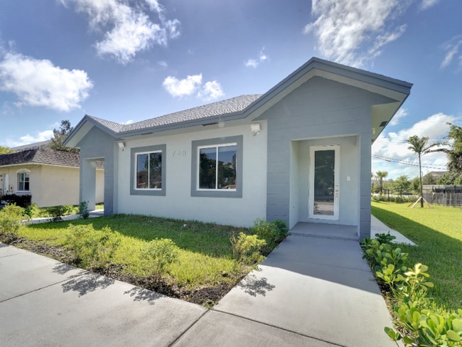 Photo - 760 SW 10th St Unit B