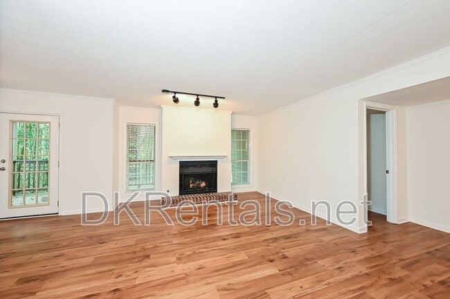 Photo - 201 Lenox Way NE