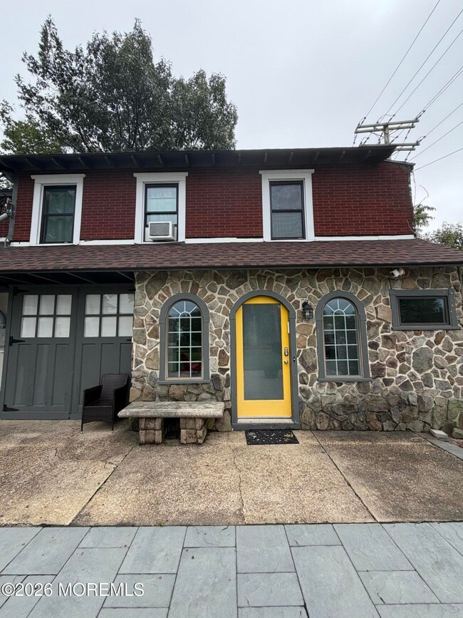 Building Photo - 406 Lake Dr