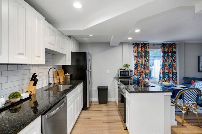 Photo - 4705 Hollingsworth Ave Unidad Lower B 3 bed 2 bath pool