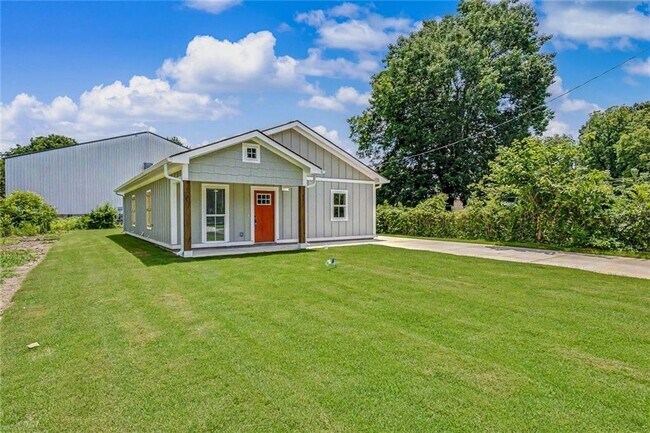 Photo - 411 Hardy Ave SW
