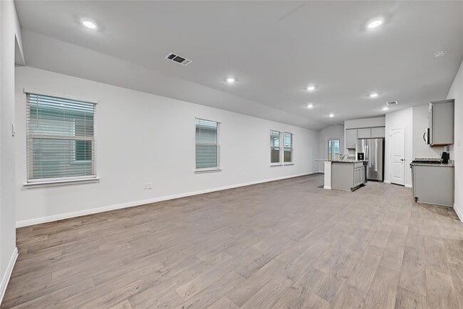 Photo - 295 Evergreen Sumac Lp