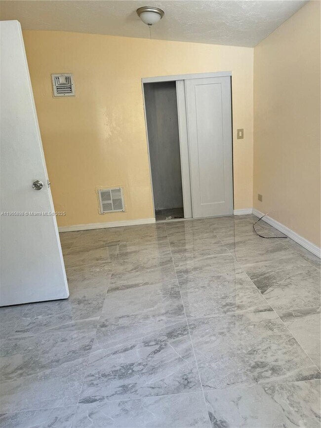 Photo - 290 NE 154th St