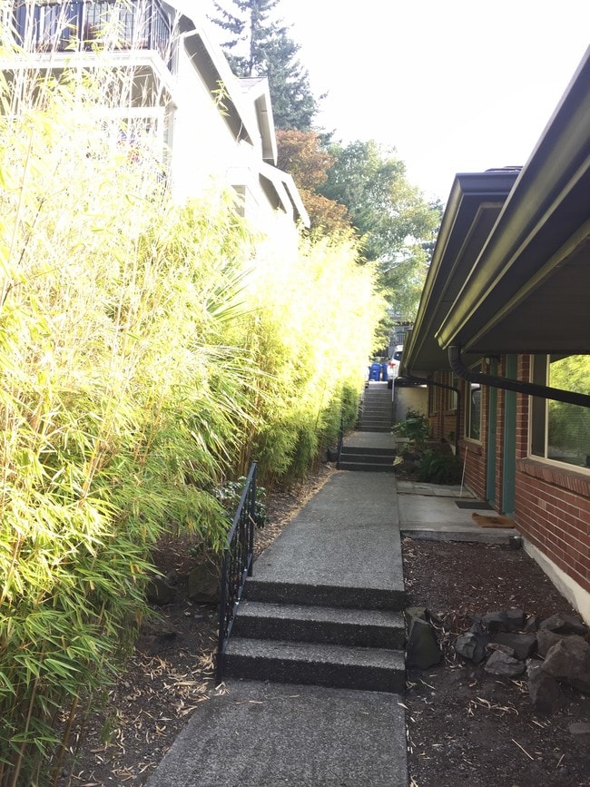 Building Photo - 7010 California Ave SW Unit 3