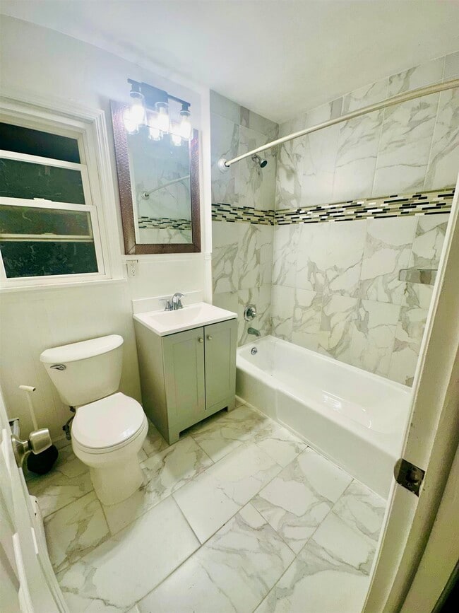 Photo - 5708 Broadway Unit 2