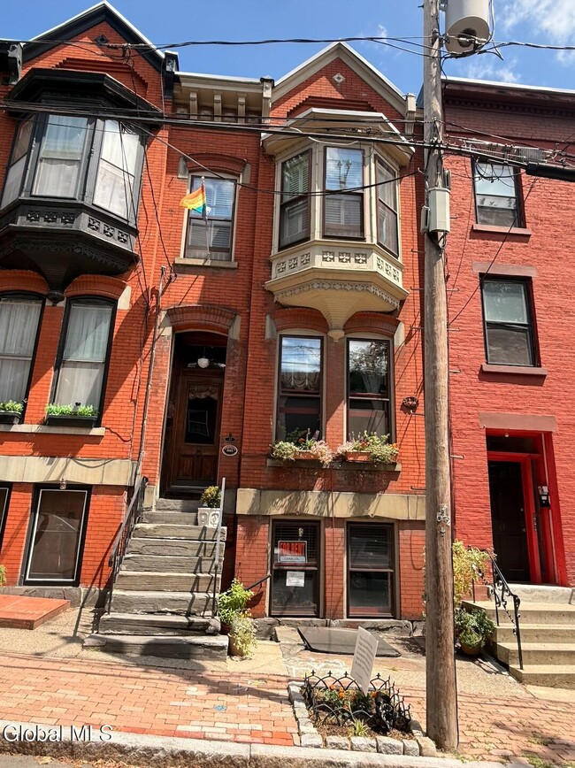 Building Photo - 45 Elm St Unit Garden