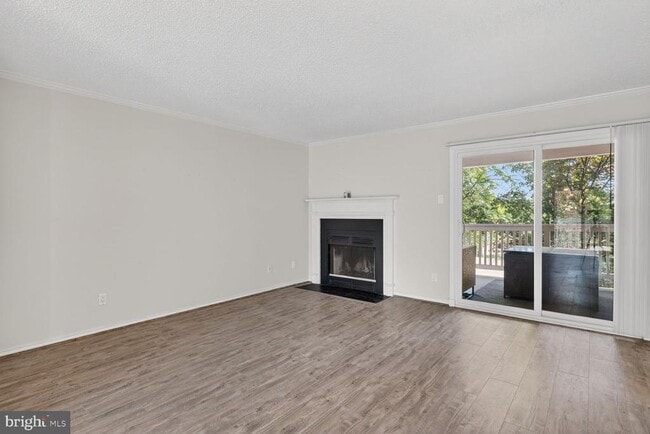 Building Photo - 1541 Lincoln Way Unit 204