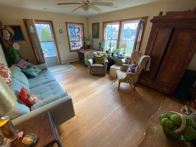 living room - 1005 Montgomery St Unit A
