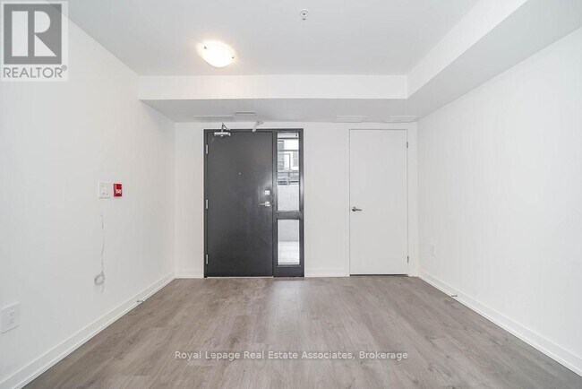 Photo - 1650 Victoria Park Ave