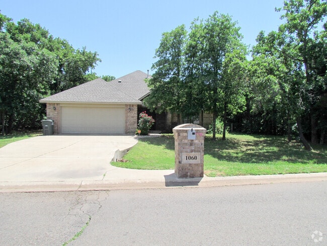 Building Photo - 3 bd/2 ba on Half acre - Edmond Schools Rental