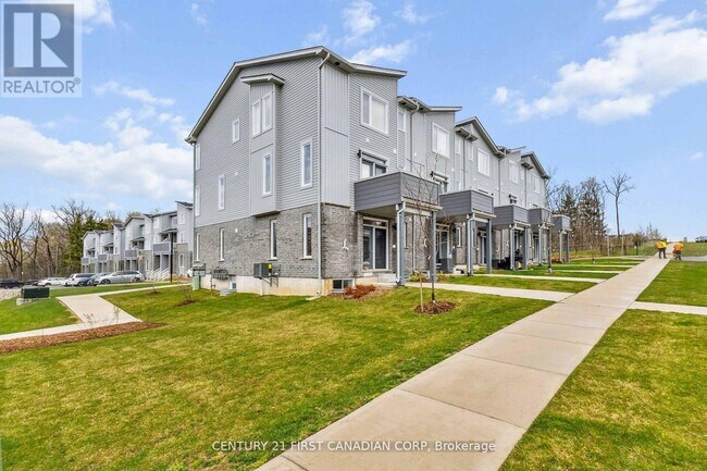 Photo - 990 Deveron Crescent