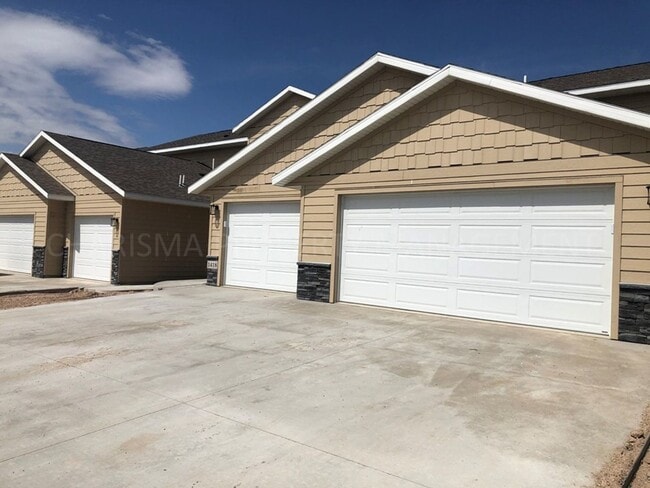 Photo - 2 BEDROOM TOWNHOME; PET FRIENDLY! INDIVIDU... Unit 1418 Kayla Place #3